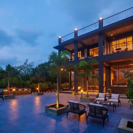 Sunset Boulevard By Stayvista - Lakeside Villa With Pet-Friendly Ambiance, Deck, Terrace, Plunge Pool & Modern Flair Karjat Exterior foto