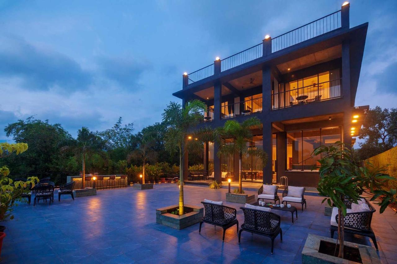 Sunset Boulevard By Stayvista - Lakeside Villa With Pet-Friendly Ambiance, Deck, Terrace, Plunge Pool & Modern Flair Karjat Exterior foto