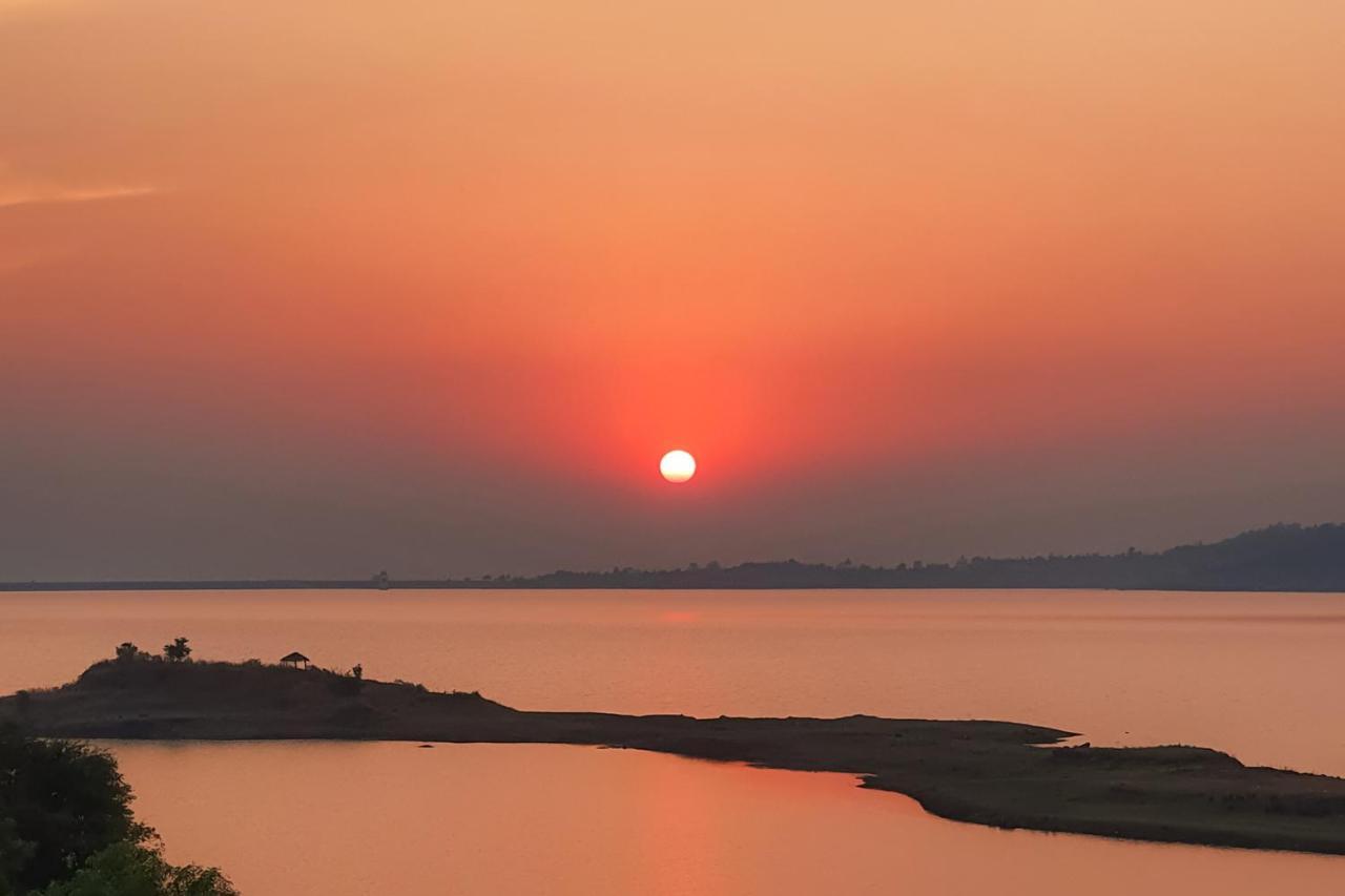 Sunset Boulevard By Stayvista - Lakeside Villa With Pet-Friendly Ambiance, Deck, Terrace, Plunge Pool & Modern Flair Karjat Exterior foto
