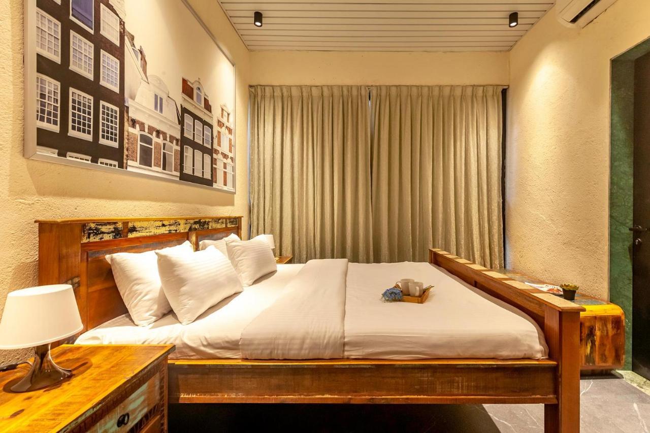 Sunset Boulevard By Stayvista - Lakeside Villa With Pet-Friendly Ambiance, Deck, Terrace, Plunge Pool & Modern Flair Karjat Exterior foto